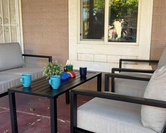 Studio Guest house on a 1.5 acre fenced property - Apache Junction - Living room