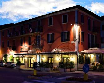 Bes Hotel Papa San Pellegrino Terme - San Pellegrino Terme - Budova