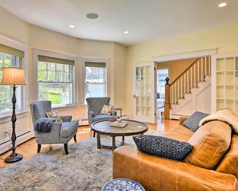 Charming Retreat w/ Fire Pit & Spacious Yard! - Cortlandt Manor - Living room