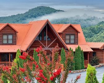 Winter Special! Large Mountain Cabin for 16 Guests with Blue Ridge Mountain View - Dobson - Edificio