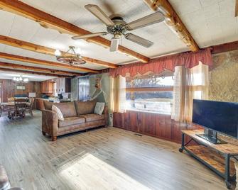 Authentic Log Cabin in Pineville about 2 Mi to River! - Pineville - Sala de estar