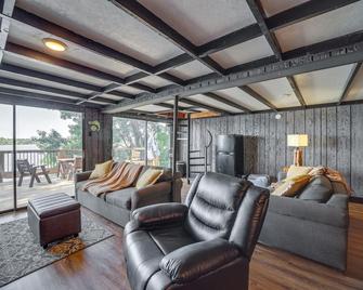 Private Boat Slip and Dock Lakefront Grove Retreat! - Grove - Sala de estar