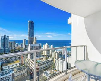 Chevron 32nd Flr: Ocean Views, Balcony, Pools, Spa - Clear Island Waters - Balcón
