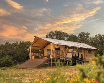 The Meadow Tent at Hilla Ranch Glamping - San Saba