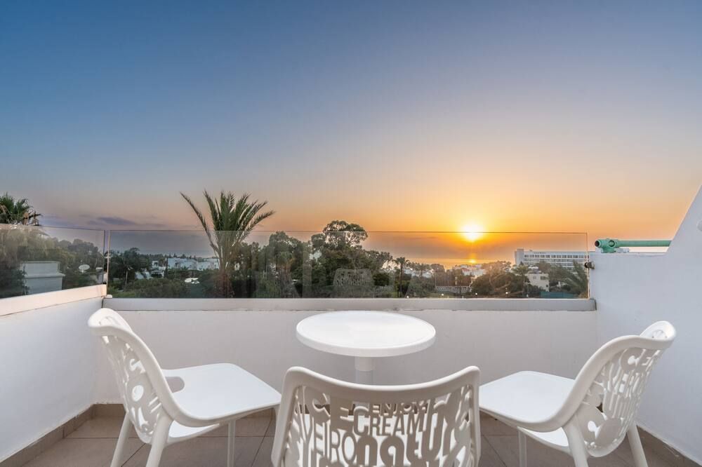 أديليه باي هوتل