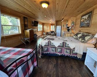 Beautiful Upper Suite on Nelson Lake with Balcony & Lakeviews! - Hayward - Bedroom
