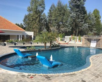 Five Volcanoes Boutique Hotel - Ruhengeri - Piscina