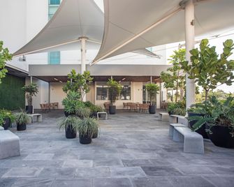 Holiday Inn Express Guadalajara Iteso By IHG - Guadalajara - Patio