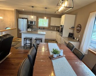Spacious Family getaway at Lake Eugenia Summer rentals 5 nights minimum - Flesherton - Dining room
