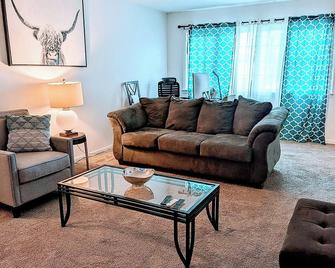 Opulenturban Retreat: Luxe Living - Des Plaines - Living room