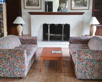 The Virginia Lodge - Alexandria - Living room