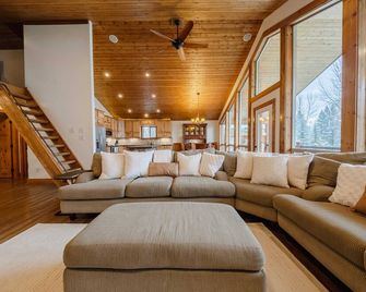 Flathead River Retreat Fit For 15 - Columbia Falls - Living room