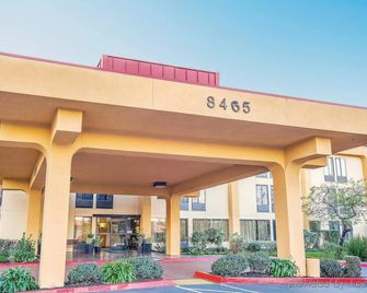 라 퀸타 인 & 스위트 오클랜드 에어포트 콜리세움 - 오클랜드 - 건물