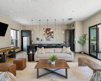 Landing | Chic 2bd, Rooftop Lounge, Gym - Tulsa - Living room