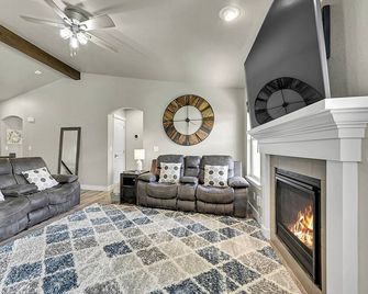 Modern 5br/3ba Luxury Home,movie Nights & Comfort - Evans - Living room