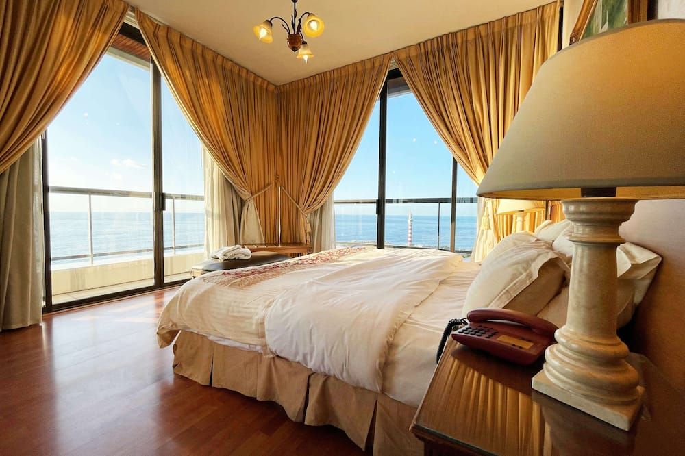 Holiday Home Suites thumbnail 2