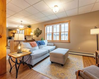 A Taste of Ely 2 BR apartment - Ely - Living room