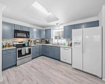 White Tail Run At Heron Hill Retreat Hot Tub Lake! - Streetsboro - Kitchen