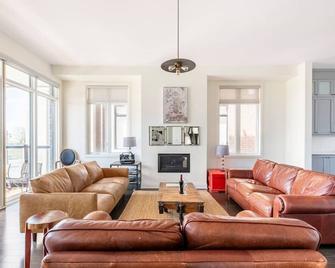 Grand Waterfront Retreat under 1hr from Toronto - Bowmanville - Living room