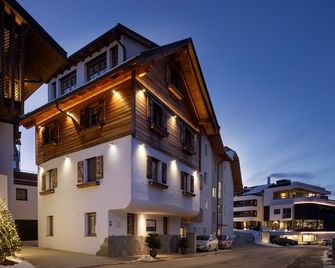 Chalet Tyrolian Apartments - by Familiaris - Pools 500 meters - Valdaora - Edifício