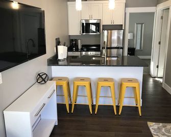 Lovely Modern Space - Yellow - Missoula - Cocina