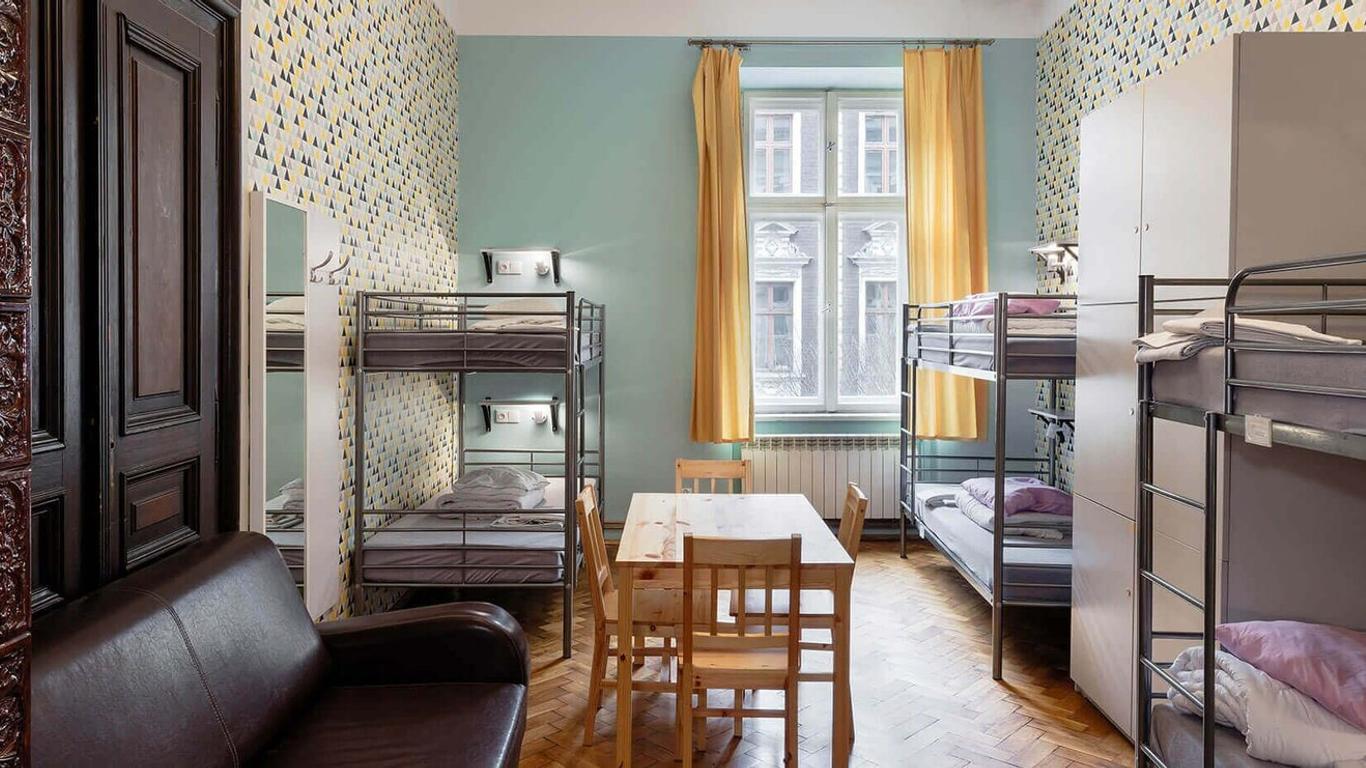 Dizzy Daisy Hostel