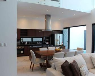 Casa Moderna de 4 Pisos Con Rooftop Vista Al Mar - Isla Mujeres - Kitchen