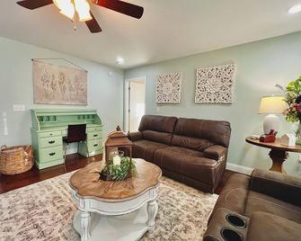 King Luxe Retreat - Pets Welcome, Fenced Yard, - London - Wohnzimmer