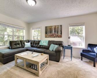 Walloon Lake Getaway with Fire Pit - Walk to Water! - Boyne City - Living room