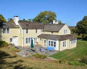 Large family compound , guest house, barn, pool on 13 acres - Washington - Building