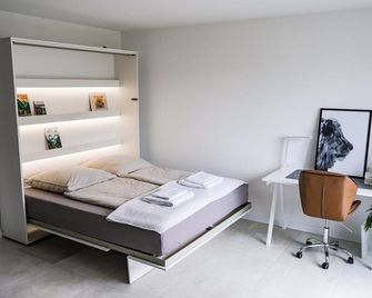 Neue moderne Wohnung,74qm,Balkon,Kingsize Boxspringbett - Offenburg - Bedroom