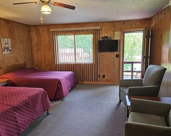 The Gold Eagle Cottage 4 - Lake George - Bedroom