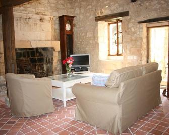 La Porterie Gite de charme Abbaye de Bois-Aubry,Yul Brynner's grave, 3HA - Nouâtre - Sala de estar