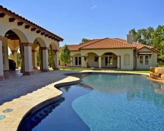 Luxury Hill Country Estate - Buda - Pool