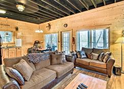 Pet-Friendly Santee River Retreat with Private Dock! - Georgetown - Living room