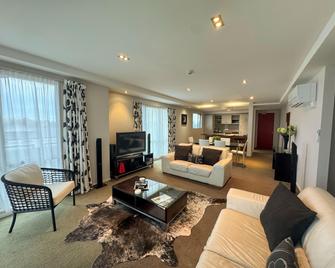 Focus Motel And Executive Suites - Christchurch - Living room