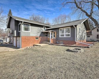 Sioux Center Split-Level Home with Game Room! - Sioux Center - Edificio