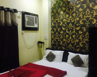Hotel Divine Inn - Varanasi - Schlafzimmer