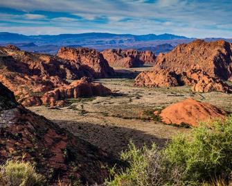 Family Vacay at Red Lion Hotel St. George Free breakfast, Pool, Restaurant - Saint George - Budova