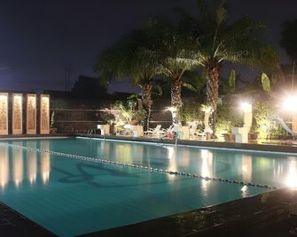 Hotel Nirwana Pekalongan - Pekalongan - Bazén