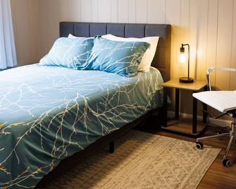 Vacation UniquEly home in town, with patio - Ely - Bedroom
