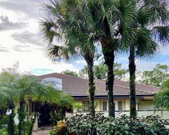 Luxury Room -In Equestrian Community - Palm Beach Gardens - Outdoors view