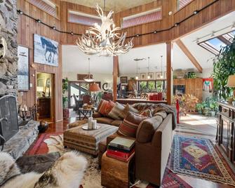 Magical Catskills Escape In 10 Acre Property With 3 Private Bodies Of Water - Loch Sheldrake - Living room