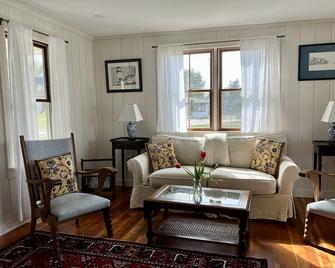 Beautiful Oceanfront Cottage With Amazing Water Views & Access - Hancock - Sala de estar