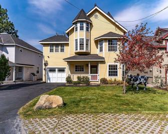 Holy Cow Downtown Riverfront with Private Hot Tub, fishing, shopping, dining - Truckee - Building