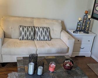 Suite Dreams in a quiet suburban St. Louis neighborhood. - Florissant - Living room