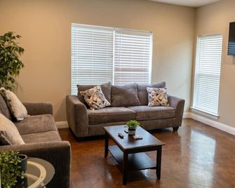 Ground Floor, 3BR Sleeps 8, Near Ingalls and Chevron -F- - Moss Point - Wohnzimmer