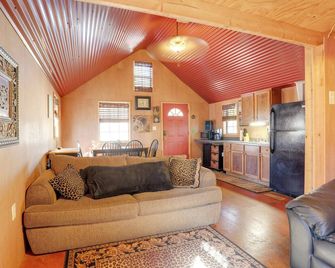 3 Mi to Greers Ferry Lake: Peaceful Cabin w/ Deck! - Clinton - Living room