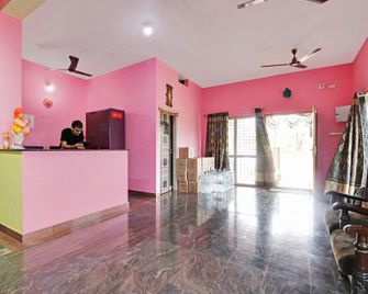 OYO 46077 Holiday Village Residency Hotel - Sagara - Front desk