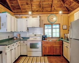 Nibi Haven / Kawarthas Lakeside Retreat - Kawartha Lakes - Kitchen